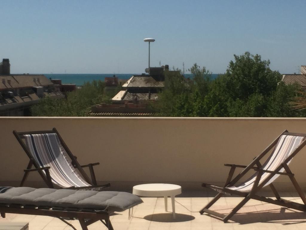 Апартаменты Attico Al Mare Лидо-ди-Остия Экстерьер фото